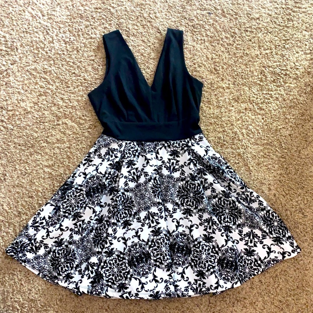 Black and white designed mini dress
